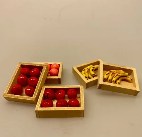 Miniature 3 Kasser med frugt, Miniature Banan kasse, Miniature Kasse med bananer, banana, banankasse, bananklase, modne bananer, frugt, frugtkasse, dukkehus, dukkehusting, dukker, dukkestørrelse, mini, miniature, miniaturer, samler, 1:12, skala, legemad, biti, ribe, køb bananer,