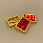 Miniature 3 Kasser med frugt, Miniature Banan kasse, Miniature Kasse med bananer, banana, banankasse, bananklase, modne bananer, frugt, frugtkasse, dukkehus, dukkehusting, dukker, dukkestørrelse, mini, miniature, miniaturer, samler, 1:12, skala, legemad, biti, ribe, køb bananer,