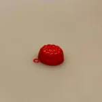 Miniature Bageform Rød, Miniature Sandkage på fad med tallerken, sandkage, sukekrbrødskage, krydderkage, julekage, randform, springform, rund, kager, afternoon tea, tebord, julepynt, tilbehør, ting til, nisser, nisserne, dukkehuset, nissedør, nissehus, nissebo, sætterkassen, sættekasse, miniaturer, dukkehusting, julekalender, julesok,