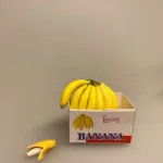Miniature Banan - skrællet, banan, bananer, bananskræl, frugt, grønt, grøntsager, sangskjuler, sjov, gave, personlig, symbolsk, miniature, Miniature Kasse med modne Bananer, grøntsager, frugt, grønthandel, dukkehus, dukkemad, mad, dukkehuset, dukkehusting, dukkehustilbehør, til dukkehus, miniaturer, miniature, småt, små ting, sættekasse, sætterkasse, sætterkassen, sættekasseting, amagerhylde, sangskjuler, kok, legemad, 1:12,biti, ribe, nissedør, nisseting, ting til nisser, tilbehør, nissetilbehør, købmandsbutik,