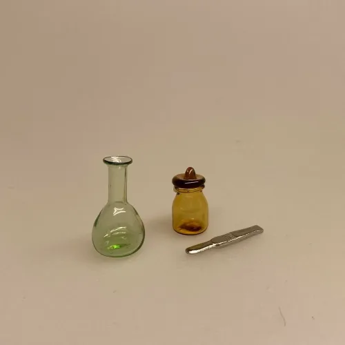 Miniature Pilleglas Brunt, Miniature Glaskolbe Grøn ,Memoboard clipboard miniature , clip board, memo board, skrive underlag, blok, holder, journaler, kontor, sygehus, læge, doktor, sygeplejeske, Mikroskop miniature ,Reagensglas kolber miniature ,laboratorie, laboratorieudstyr, Morter messing miniature, mini, miniaturer, dukkehus, dukkehuset, nisser, til nisser, nisserne, nissebo, nissedør, naturvidenskab, forsker, sangskjuler, 1:12, sætterkasse, sættekasse, sættekasseting, samler, små, ting, biti, ribe, kemi, farmaceut, apotek, apoteker,patient, patientjournal, Miniature - Memoboard clipboard med blyant og briller