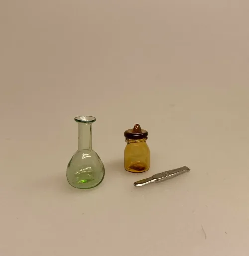 Miniature Pilleglas Brunt, Miniature Glaskolbe Grøn ,Memoboard clipboard miniature , clip board, memo board, skrive underlag, blok, holder, journaler, kontor, sygehus, læge, doktor, sygeplejeske, Mikroskop miniature ,Reagensglas kolber miniature ,laboratorie, laboratorieudstyr, Morter messing miniature, mini, miniaturer, dukkehus, dukkehuset, nisser, til nisser, nisserne, nissebo, nissedør, naturvidenskab, forsker, sangskjuler, 1:12, sætterkasse, sættekasse, sættekasseting, samler, små, ting, biti, ribe, kemi, farmaceut, apotek, apoteker,patient, patientjournal, Miniature - Memoboard clipboard med blyant og briller