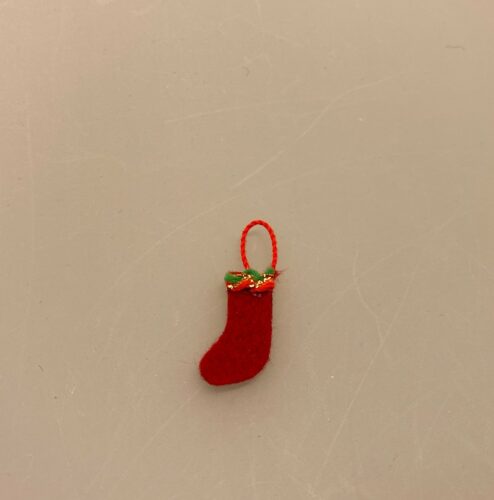 Miniature Julesok rød filt, slik, christmas stockings, julesokker, julestrømpe, ophæng, julepynt, miniature, nisser, nissedør, dukkehus, dukkehusting, tilbehør, jul i dukkehuset, dukkehjem, nisseting, nissetilbehør, 1:12, biti, ribe