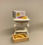 Miniature Kasse med modne Bananer, grøntsager, frugt, grønthandel, dukkehus, dukkemad, mad, dukkehuset, dukkehusting, dukkehustilbehør, til dukkehus, miniaturer, miniature, småt, små ting, sættekasse, sætterkasse, sætterkassen, sættekasseting, amagerhylde, sangskjuler, kok, legemad, 1:12,biti, ribe, nissedør, nisseting, ting til nisser, tilbehør, nissetilbehør, købmandsbutik,