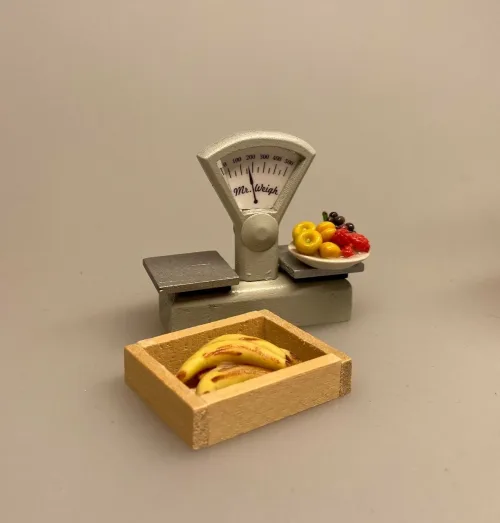 Dobbeltvægt miniature, Miniature Kasse med modne Bananer, grøntsager, frugt, grønthandel, dukkehus, dukkemad, mad, dukkehuset, dukkehusting, dukkehustilbehør, til dukkehus, miniaturer, miniature, småt, små ting, sættekasse, sætterkasse, sætterkassen, sættekasseting, amagerhylde, sangskjuler, kok, legemad, 1:12,biti, ribe, nissedør, nisseting, ting til nisser, tilbehør, nissetilbehør, købmandsbutik,