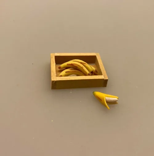 Miniature Banan - skrællet,Miniature Kasse med modne Bananer, grøntsager, frugt, grønthandel, dukkehus, dukkemad, mad, dukkehuset, dukkehusting, dukkehustilbehør, til dukkehus, miniaturer, miniature, småt, små ting, sættekasse, sætterkasse, sætterkassen, sættekasseting, amagerhylde, sangskjuler, kok, legemad, 1:12,biti, ribe, nissedør, nisseting, ting til nisser, tilbehør, nissetilbehør, købmandsbutik,