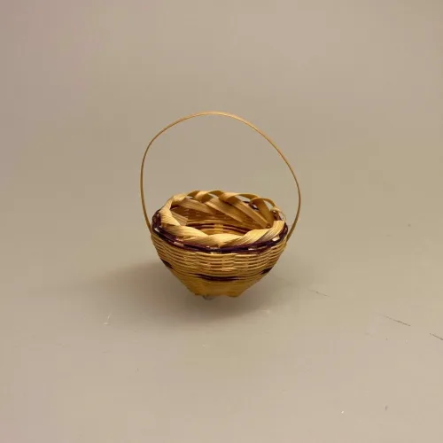 Miniature Kurv Rund med hank, Kurv firkantet miniature, kurv, fletkurv, flettet, miniaturer, mini, lille bitte, dukkehusting, dukkehus, nisse, nissebo, nisseting, nissehus, madkurv, picnic, gave, gavekort, gaveidé, symbolsk, sangskjuler, diy, pynt, ribe, biti