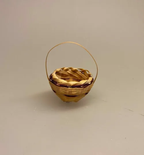 Miniature Kurv Rund med hank, Kurv firkantet miniature, kurv, fletkurv, flettet, miniaturer, mini, lille bitte, dukkehusting, dukkehus, nisse, nissebo, nisseting, nissehus, madkurv, picnic, gave, gavekort, gaveidé, symbolsk, sangskjuler, diy, pynt, ribe, biti