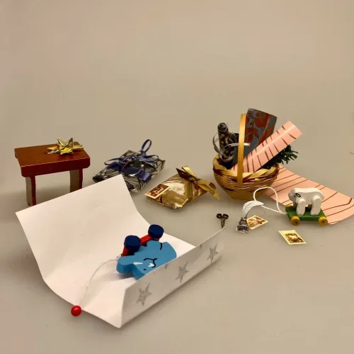 Miniature Kurv Rund med indpakningspapir, julegaver, indpakning, julemands værksted, jul, gavepapir, indpakning, pakke gaver ind, krea, miniaturer, julehjem, biti, ribe, tilbehør, nissedør, nisserne, dukkehus, ting til, gavepapir, gaveindpakning