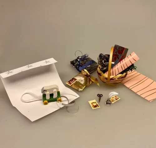 Miniature Kurv Rund med indpakningspapir, julegaver, indpakning, julemands værksted, jul, gavepapir, indpakning, pakke gaver ind, krea, miniaturer, julehjem, biti, ribe, tilbehør, nissedør, nisserne, dukkehus, ting til, gavepapir, gaveindpakning