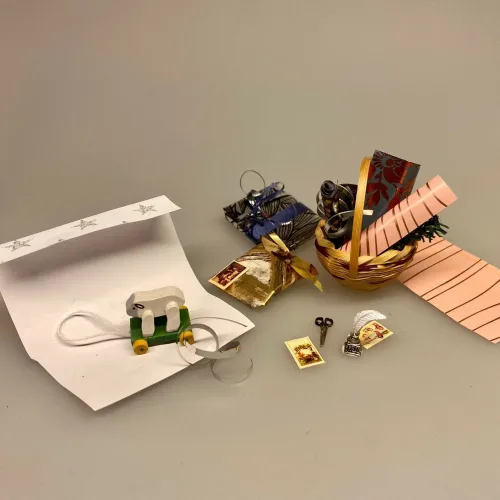 Miniature Kurv Rund med indpakningspapir, julegaver, indpakning, julemands værksted, jul, gavepapir, indpakning, pakke gaver ind, krea, miniaturer, julehjem, biti, ribe, tilbehør, nissedør, nisserne, dukkehus, ting til, gavepapir, gaveindpakning