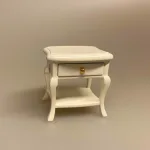 Miniature Lille Hvidt Bord med skuffe, med knop, sengebord, Miniaturebord , te, testel, minibar, barbord, teatime, afternoon tea, Miniature Sidebord , lille, sidebord, lampebord, træbord, dukkehus, dukkehusmøbler, dukkehusting, dukkehustilbehør, dukkehuset, dukkestue, dukkemøbler, biti, ribe, sangskjuler, symbolsk, gavekort, gaveide, nisser, nissebo, nisserne, nissedør, nissetilbehør, ting til,