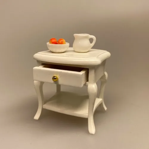 Miniature Lille Hvidt Bord med skuffe, med knop, sengebord, Miniaturebord , te, testel, minibar, barbord, teatime, afternoon tea, Miniature Sidebord , lille, sidebord, lampebord, træbord, dukkehus, dukkehusmøbler, dukkehusting, dukkehustilbehør, dukkehuset, dukkestue, dukkemøbler, biti, ribe, sangskjuler, symbolsk, gavekort, gaveide, nisser, nissebo, nisserne, nissedør, nissetilbehør, ting til,