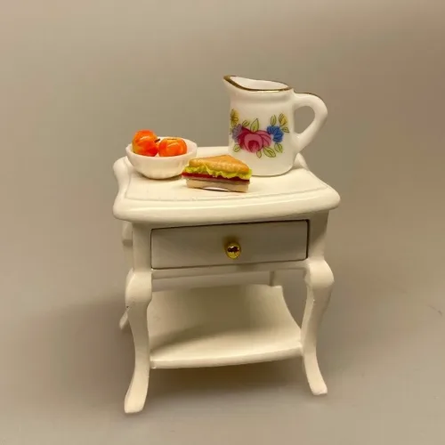 Miniature Lille Hvidt Bord med skuffe, med knop, sengebord, Miniaturebord , te, testel, minibar, barbord, teatime, afternoon tea, Miniature Sidebord , lille, sidebord, lampebord, træbord, dukkehus, dukkehusmøbler, dukkehusting, dukkehustilbehør, dukkehuset, dukkestue, dukkemøbler, biti, ribe, sangskjuler, symbolsk, gavekort, gaveide, nisser, nissebo, nisserne, nissedør, nissetilbehør, ting til,