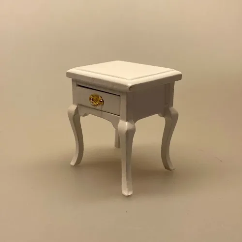 Miniature Lille Hvidt Bord med skuffe og svungne ben, Miniature Lille Hvidt Bord med skuffe, med knop, sengebord, Miniaturebord , te, testel, minibar, barbord, teatime, afternoon tea, Miniature Sidebord , lille, sidebord, lampebord, træbord, dukkehus, dukkehusmøbler, dukkehusting, dukkehustilbehør, dukkehuset, dukkestue, dukkemøbler, biti, ribe, sangskjuler, symbolsk, gavekort, gaveide, nisser, nissebo, nisserne, nissedør, nissetilbehør, ting til,