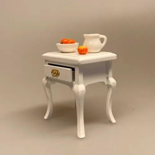 Miniature Lille Hvidt Bord med skuffe og svungne ben, Miniature Lille Hvidt Bord med skuffe, med knop, sengebord, Miniaturebord , te, testel, minibar, barbord, teatime, afternoon tea, Miniature Sidebord , lille, sidebord, lampebord, træbord, dukkehus, dukkehusmøbler, dukkehusting, dukkehustilbehør, dukkehuset, dukkestue, dukkemøbler, biti, ribe, sangskjuler, symbolsk, gavekort, gaveide, nisser, nissebo, nisserne, nissedør, nissetilbehør, ting til,