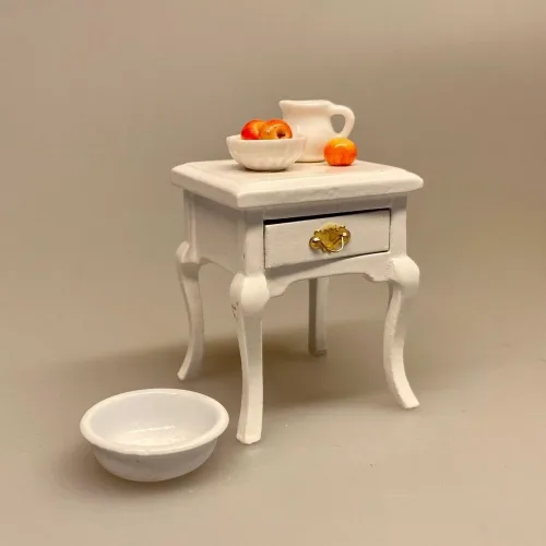 Miniature Lille Hvidt Bord med skuffe og svungne ben, Miniature Lille Hvidt Bord med skuffe, med knop, sengebord, Miniaturebord , te, testel, minibar, barbord, teatime, afternoon tea, Miniature Sidebord , lille, sidebord, lampebord, træbord, dukkehus, dukkehusmøbler, dukkehusting, dukkehustilbehør, dukkehuset, dukkestue, dukkemøbler, biti, ribe, sangskjuler, symbolsk, gavekort, gaveide, nisser, nissebo, nisserne, nissedør, nissetilbehør, ting til,