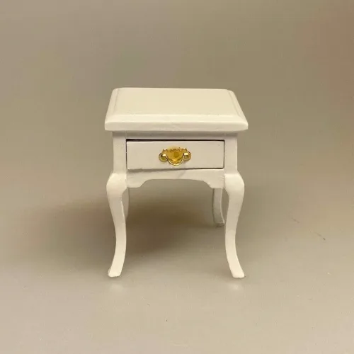 Miniature Lille Hvidt Bord med skuffe og svungne ben, Miniature Lille Hvidt Bord med skuffe, med knop, sengebord, Miniaturebord , te, testel, minibar, barbord, teatime, afternoon tea, Miniature Sidebord , lille, sidebord, lampebord, træbord, dukkehus, dukkehusmøbler, dukkehusting, dukkehustilbehør, dukkehuset, dukkestue, dukkemøbler, biti, ribe, sangskjuler, symbolsk, gavekort, gaveide, nisser, nissebo, nisserne, nissedør, nissetilbehør, ting til,