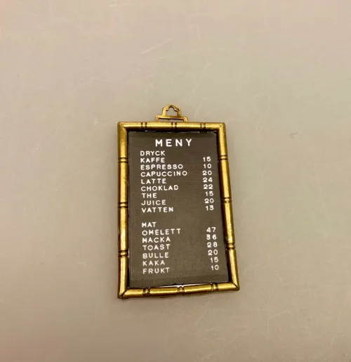 Miniature Menu skilt, dukkehus, dukkehusting, cafe, konditorri, bager, restaurant, miniature, cafebesøg, gavekort, sjov, sangskjuler, tilbehør, sætterkasseting, sætterkassen, sættekasse, ribe