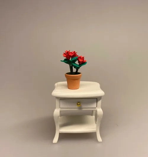 Miniature Potte med Røde blomster, cyklamen, juleblomst, blomst, urtepotte, Miniature Potte med Lyseblå blomster, Miniature Potte med Gule blomster, for glem mig ej, smørblomster, marguritter, margeritter, have, havearbejd, planteskole, miniaturer, dukkehus, ting til, dukkehus, dukketing, dukkehusting, nisser, nissetilbehør, nissedør, små, sættekasse, sætterkasse, sættekasseting, amagerhylde, små blomster, mini, biti, ribe,havearkitekt, landskabsarkitekt,