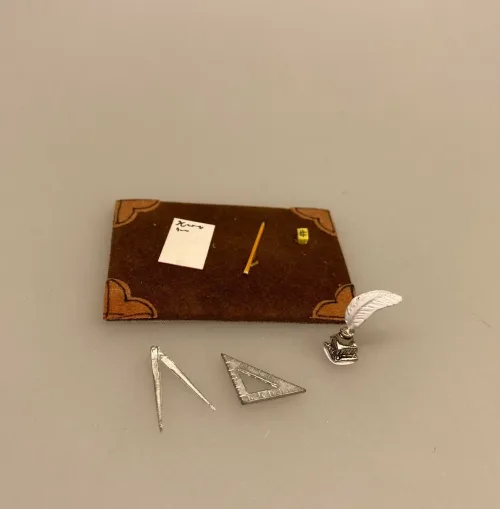 Miniature Skriveunderlag med tilbehør, arkitekt, tegnestue, grafisk tegner, kontorting, kontortilbehør, fuldmægtig, kontoruddannet, sekretær,