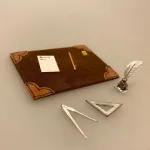 Miniature Skriveunderlag med tilbehør, arkitekt, tegnestue, grafisk tegner, kontorting, kontortilbehør, fuldmægtig, kontoruddannet, sekretær,