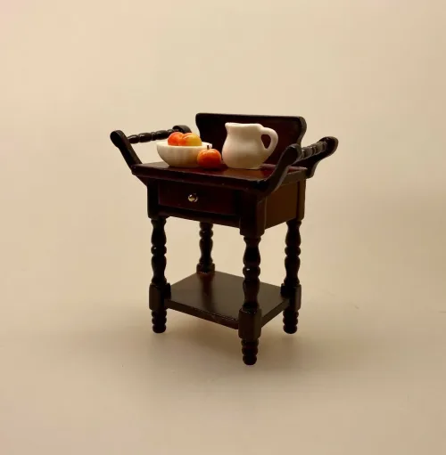 Miniature Tebord i Mahogni, te, testel, minibar, barbord, teatime, afternoon tea, Miniature Sidebord , lille, sidebord, lampebord, træbord, dukkehus, dukkehusmøbler, dukkehusting, dukkehustilbehør, dukkehuset, dukkestue, dukkemøbler, biti, ribe, sangskjuler, symbolsk, gavekort, gaveide, nisser, nissebo, nisserne, nissedør, nissetilbehør, ting til,