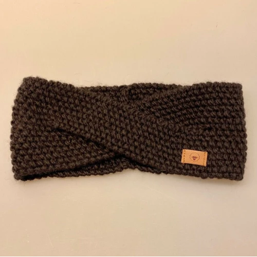 Pandebånd merinould - Donna Choko brun, kaffebrunt, kaffefarvet, mørkebrunt. chokoladebrunt, Pandebånd merinould - Donna , ørevarmer, varme ører, pandebånd, merinould, luksus, håndstrikket, blødt, dansk, design, kryds, snoning, flot, biti, ribe, sort sol, efterår,