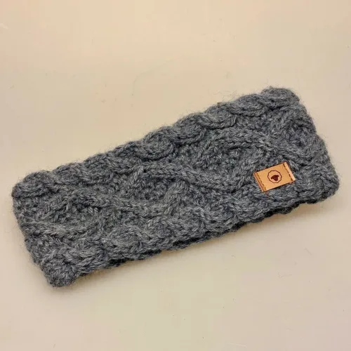 Pandebånd merinould - Princess Jeansblå, Pandebånd merinould - Princess Jeansblå. cowboyblå, denim, gråblå, blå, pandebånd, uldent, uldstrik, stirnband, merinould, håndstrikket, aran, flet, kabelmønster, fletmønster, strik, blødt, varmt, dansk design, biti, ribe,