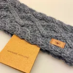 Pandebånd merinould - Princess Jeansblå, Pandebånd merinould - Princess Jeansblå. cowboyblå, denim, gråblå, blå, pandebånd, uldent, uldstrik, stirnband, merinould, håndstrikket, aran, flet, kabelmønster, fletmønster, strik, blødt, varmt, dansk design, biti, ribe,