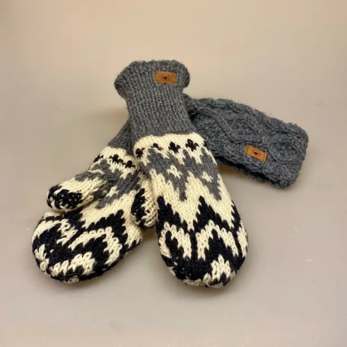 Pandebånd merinould - Princess Jeansblå, Pandebånd merinould - Princess Jeansblå. cowboyblå, denim, gråblå, blå, pandebånd, uldent, uldstrik, stirnband, merinould, håndstrikket, aran, flet, kabelmønster, fletmønster, strik, blødt, varmt, dansk design, biti, ribe,