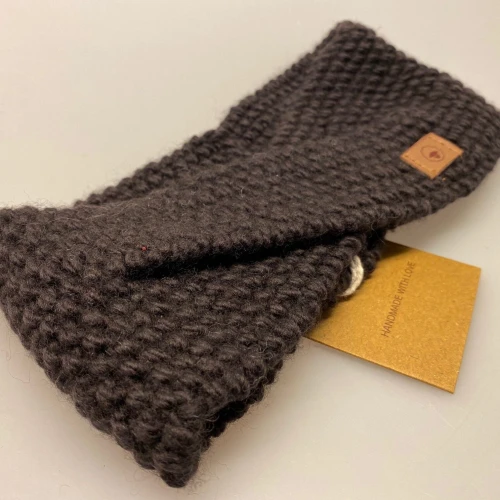 Pandebånd merinould - Donna Choko brun, kaffebrunt, kaffefarvet, mørkebrunt. chokoladebrunt, Pandebånd merinould - Donna , ørevarmer, varme ører, pandebånd, merinould, luksus, håndstrikket, blødt, dansk, design, kryds, snoning, flot, biti, ribe, sort sol, efterår,