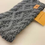 Pandebånd merinould - Princess Jeansblå, Pandebånd merinould - Princess Jeansblå. cowboyblå, denim, gråblå, blå, pandebånd, uldent, uldstrik, stirnband, merinould, håndstrikket, aran, flet, kabelmønster, fletmønster, strik, blødt, varmt, dansk design, biti, ribe,