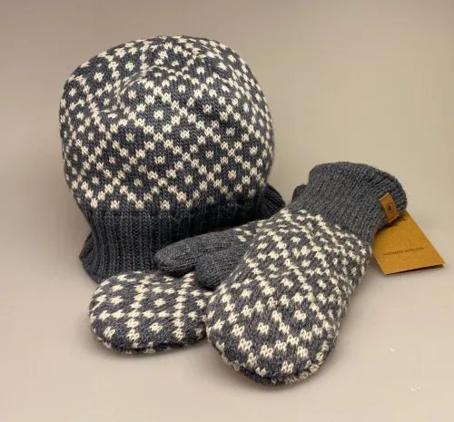 Strikkede luffer uld med foer og rib - Denim-natur, hue, vanter, luffer, handsker, strikluffer, forede, fleecefoer, Strikkede luffer uld med foer Denim-natur, jeansblå, gråblå, blå, cowboyblå,denimblå, Strikkede luffer uld med foer - , mønstrede, dansk design, klassiske, bløde, mønster, mønstrede, uldne, vanter, luffer, handsker, vinterhandsker, kolde fingre, lune, varme, smarte, moderne, hipster, norske, strikluffer, håndstrikkede, nepal, smarte, merino, merinould, soft, marianne østergaard, marianne isager, biti, torvet, ribe, domkirke, vadehavet, marsklam, marsken, vadehavet, vadehavslam, nationalpark, sort sol