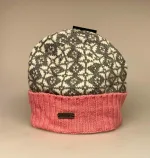 Strikket Hue uld med foer og ombuk - Grå/natur med Rosa, Strikket Hue uld med foer og ombuk- , lyserød, opbuk, opslag, ribkant, klædelig, varm, vindtæt, speciel, dansk mønster, design, biti, ribe, vinterhue, varme ører, vadehavet,