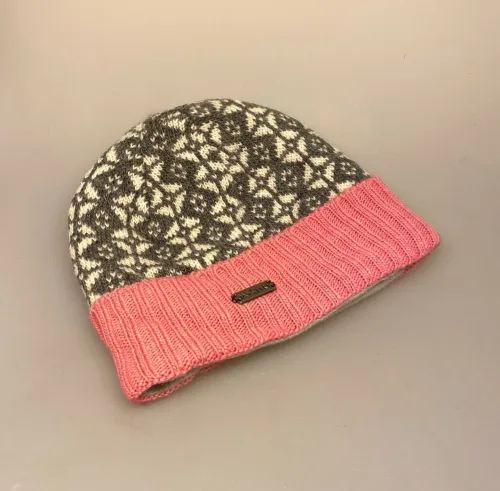 Strikket Hue uld med foer og ombuk - Grå/natur med Rosa, Strikket Hue uld med foer og ombuk- , lyserød, opbuk, opslag, ribkant, klædelig, varm, vindtæt, speciel, dansk mønster, design, biti, ribe, vinterhue, varme ører, vadehavet,