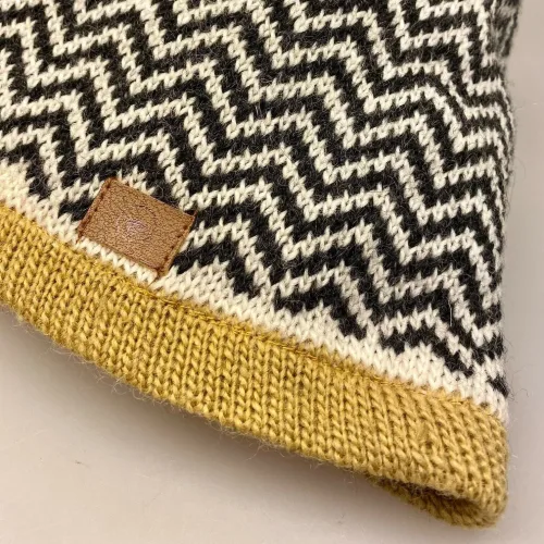 Strikket Hue uld med foer - Beanie Zig-Zag med kvast, beanie, kvast, pompon, zigzag, zig-zag, mønster, grafisk, kontrast, kant, okkergul, okkerfarvet, varmgul, gul, sort-hvid, mønsyerstrik, ulden, uldhue, hue, beaniehue, uldhue, hat, håndstrikket, strik, dansk, design, marianne østergaard, ribe, marianne isager, biti, torvet, ribe domkirke, vadehavet, sort sol, stære, nationalpark, marsken, vinterhue, gaveide, færdigstrikket, smart, hipster, strik, uld, merino, merinould