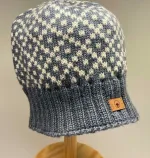 Strikket Hue uld med foer og rib - Denim-natur, jeansblå, gråblå, dueblå, blågrå, Strikket Hue uld med foer og rib , blå, mønstret, mønster, mønsterstrikket, nister, norsk, hipaster fyldig, puld, ribkant, foret, blød, blødt foer, kradser ikke, vindtæt, varm, smart, moderne, cool, dansk, design, romber, ruder, fleece, biti, ribe, domkirke, efterårsstrik, vinterhue, varme ører, vadehavet, fåreuld, lam,