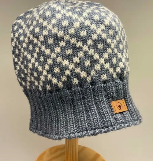 Strikket Hue uld med foer og rib - Denim-natur, jeansblå, gråblå, dueblå, blågrå, Strikket Hue uld med foer og rib , blå, mønstret, mønster, mønsterstrikket, nister, norsk, hipaster fyldig, puld, ribkant, foret, blød, blødt foer, kradser ikke, vindtæt, varm, smart, moderne, cool, dansk, design, romber, ruder, fleece, biti, ribe, domkirke, efterårsstrik, vinterhue, varme ører, vadehavet, fåreuld, lam,