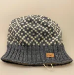 Strikket Hue uld med foer og rib - Denim-natur, jeansblå, gråblå, dueblå, blågrå, Strikket Hue uld med foer og rib , blå, mønstret, mønster, mønsterstrikket, nister, norsk, hipaster fyldig, puld, ribkant, foret, blød, blødt foer, kradser ikke, vindtæt, varm, smart, moderne, cool, dansk, design, romber, ruder, fleece, biti, ribe, domkirke, efterårsstrik, vinterhue, varme ører, vadehavet, fåreuld, lam,