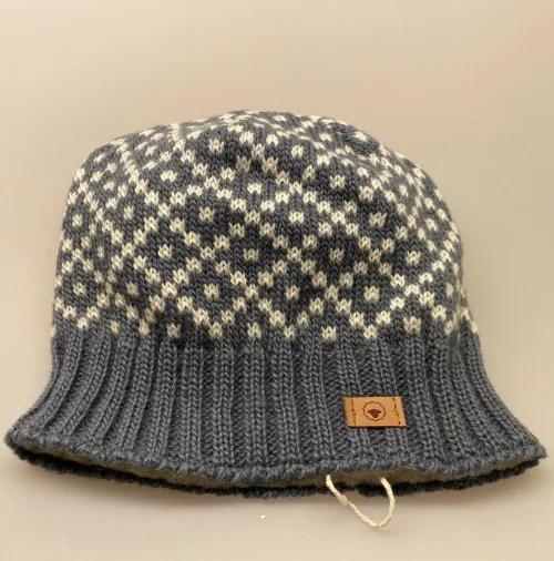 Strikket Hue uld med foer og rib - Denim-natur, jeansblå, gråblå, dueblå, blågrå, Strikket Hue uld med foer og rib , blå, mønstret, mønster, mønsterstrikket, nister, norsk, hipaster fyldig, puld, ribkant, foret, blød, blødt foer, kradser ikke, vindtæt, varm, smart, moderne, cool, dansk, design, romber, ruder, fleece, biti, ribe, domkirke, efterårsstrik, vinterhue, varme ører, vadehavet, fåreuld, lam,