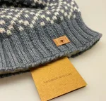 Strikket Hue uld med foer og rib - Denim-natur, jeansblå, gråblå, dueblå, blågrå, Strikket Hue uld med foer og rib , blå, mønstret, mønster, mønsterstrikket, nister, norsk, hipaster fyldig, puld, ribkant, foret, blød, blødt foer, kradser ikke, vindtæt, varm, smart, moderne, cool, dansk, design, romber, ruder, fleece, biti, ribe, domkirke, efterårsstrik, vinterhue, varme ører, vadehavet, fåreuld, lam,