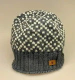 Strikket Hue uld med foer og rib - Denim-natur, jeansblå, gråblå, dueblå, blågrå, Strikket Hue uld med foer og rib , blå, mønstret, mønster, mønsterstrikket, nister, norsk, hipaster fyldig, puld, ribkant, foret, blød, blødt foer, kradser ikke, vindtæt, varm, smart, moderne, cool, dansk, design, romber, ruder, fleece, biti, ribe, domkirke, efterårsstrik, vinterhue, varme ører, vadehavet, fåreuld, lam,