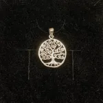 Vikingevedhæng i sølv - Livets træ Yggdrasil med snirklet krone - flad, Vikingevedhæng i sølv - Livets træ Yggdrasil med snirklet krone - flad, livstræ, livstræet, feminint, smukt, enkelt, stilligt, originalt, ægte, sterling sølv, sølv, sølvsmykke, vikingesmykker, vikinger, vikingesmykke, vikingevedhæng, vikingetid, nordiske guder, nordisk tro, mytologi, aser, asatro, asettro, museumssmykker, museums, smykker, fund, kopismykke, kopismykker, biti, ribe, ansgar, dagmar, vadehavet, ældste, middelalder