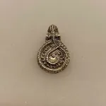 Vikingevedhæng i sølv - Gørding Slangen, slange, hugorm, midgårdormen, evighed, evigheden, eytrenity, gørding, vikingesmykker, vikingesmykke, vikingevedhæng, kopi, vikingekopi, museums, museumssmykker, museumsfund, vikinger, vikingetiden, ribe, ældste, gamle, nordiske guder, aser, jætter, odin, freja, thyra, tyr, thyr, ydun, idun, sterling sølv, ægte