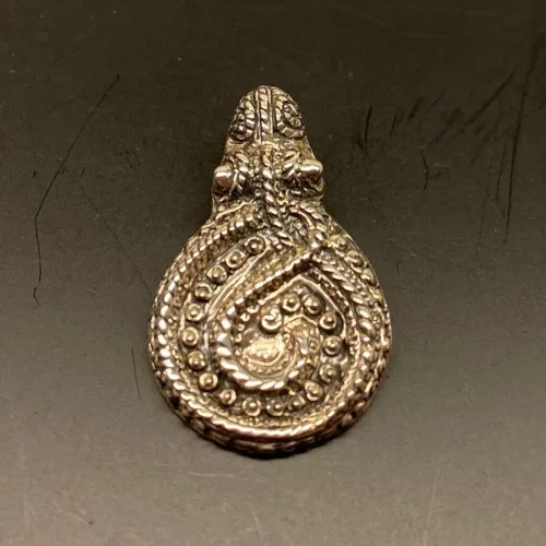 Vikingevedhæng i sølv - Gørding Slangen, slange, hugorm, midgårdormen, evighed, evigheden, eytrenity, gørding, vikingesmykker, vikingesmykke, vikingevedhæng, kopi, vikingekopi, museums, museumssmykker, museumsfund, vikinger, vikingetiden, ribe, ældste, gamle, nordiske guder, aser, jætter, odin, freja, thyra, tyr, thyr, ydun, idun, sterling sølv, ægte