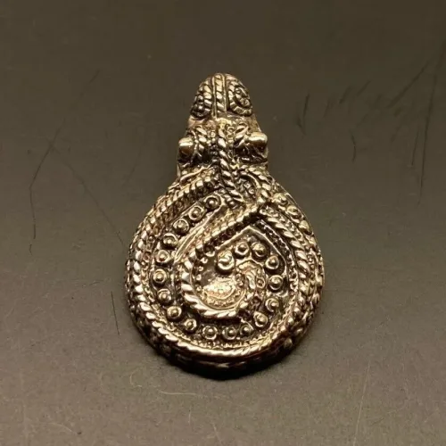 Vikingevedhæng i sølv - Gørding Slangen, slange, hugorm, midgårdormen, evighed, evigheden, eytrenity, gørding, vikingesmykker, vikingesmykke, vikingevedhæng, kopi, vikingekopi, museums, museumssmykker, museumsfund, vikinger, vikingetiden, ribe, ældste, gamle, nordiske guder, aser, jætter, odin, freja, thyra, tyr, thyr, ydun, idun, sterling sølv, ægte