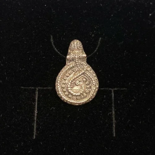 Vikingevedhæng i sølv - Gørding Slangen, slange, hugorm, midgårdormen, evighed, evigheden, eytrenity, gørding, vikingesmykker, vikingesmykke, vikingevedhæng, kopi, vikingekopi, museums, museumssmykker, museumsfund, vikinger, vikingetiden, ribe, ældste, gamle, nordiske guder, aser, jætter, odin, freja, thyra, tyr, thyr, ydun, idun, sterling sølv, ægte