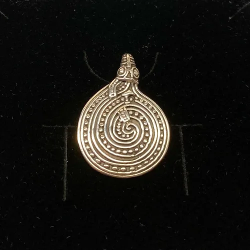 Vikingevedhæng i sølv - Nordfjord Slangen, Vikingevedhæng i sølv - Gørding Slangen, slange, hugorm, midgårdormen, evighed, evigheden, eytrenity, gørding, vikingesmykker, vikingesmykke, vikingevedhæng, kopi, vikingekopi, museums, museumssmykker, museumsfund, vikinger, vikingetiden, ribe, ældste, gamle, nordiske guder, aser, jætter, odin, freja, thyra, tyr, thyr, ydun, idun, sterling sølv, ægte