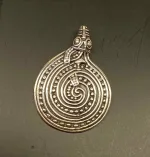 Vikingevedhæng i sølv - Nordfjord Slangen, Vikingevedhæng i sølv - Gørding Slangen, slange, hugorm, midgårdormen, evighed, evigheden, eytrenity, gørding, vikingesmykker, vikingesmykke, vikingevedhæng, kopi, vikingekopi, museums, museumssmykker, museumsfund, vikinger, vikingetiden, ribe, ældste, gamle, nordiske guder, aser, jætter, odin, freja, thyra, tyr, thyr, ydun, idun, sterling sølv, ægte